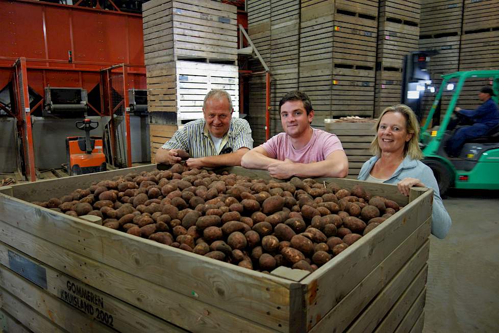 Kees, zoon Jean en Wilma Gommeren in de sorteerloods van VOF Gommeren-Testers in Kruisland.