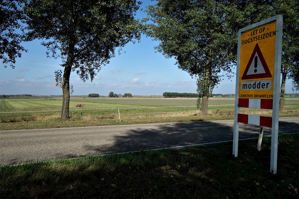 Akkerbouwgebied West-Brabant, hier binnen de gemeentegrens van Drimmelen, omvat een grote variëteit aan akkerbouwgewassen en vollegrondsgroenten. Naast de Bekende Vier - aardappelen, suikerbieten, graan en plant-/zaaiuien - omvat het bouwplan hier ook gew