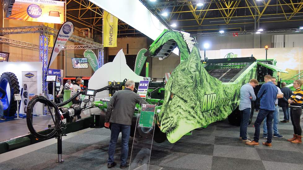 De Lynx van producent AVR, een tweerijige wagenrooier die zowel in lijn als in verstek kan rooien. De machine is volledig hydraulisch aangedreven. Voor wat de reinigingsmodules betreft is er de keuze uit drie types: egelband, egelband/crossrollen of egelb