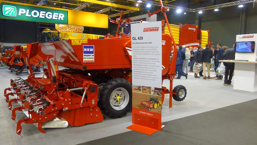 Aardappels poten met de vernieuwde Grimme 420 is mogelijk in combinatie met rotoreg of frees. Vóór het Grimme pootelement doen getrokken scharen hun werk. De machine is via de sectiecontrole van de trekker (RTK) uitgerust met een nieuwe magnetische ontkop