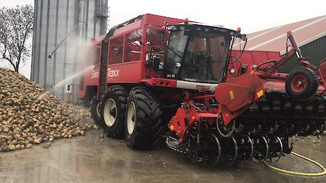 In enkele gebieden is het rooien afgerond en worden de rooimachines schoongemaakt voor volgend jaar, zoals deze machine van Blitterswijk Agro.