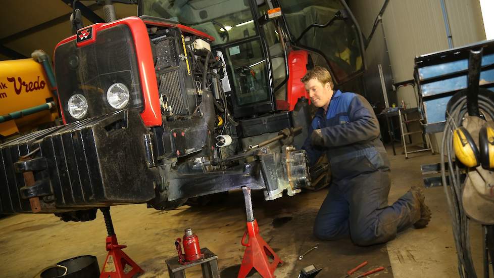 Bij akkerbouw-, bloembollen- en loonbedrijf Eelderink Zelhem BV in Doetinchem (GD) wordt er in deze winterse periode druk gesleuteld en gepoetst. Met een eigen machinepark van tien trekkers en verschillende rooiers voor het oogsten van aardappelen, bieten