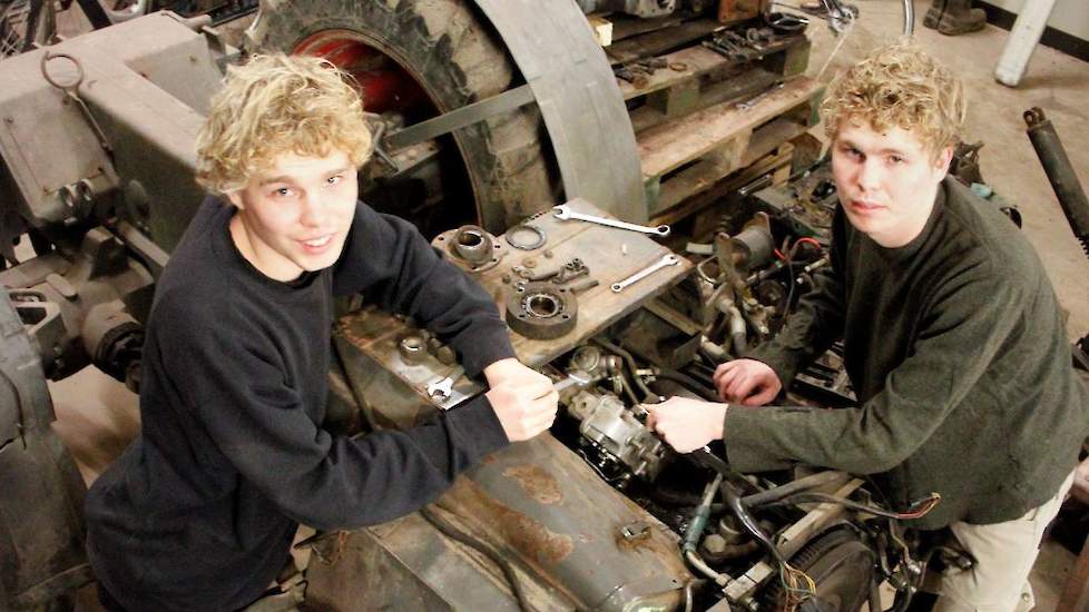 Jules en Tom Bruynen uit het Noord-Limburgse Kessel knutselen sinds medio januari in de vrije uurtjes aan een ‘oudje’. De Fendt werktuigdrager, een 380-2S, heeft er overduidelijk al heel wat jaartjes opzitten. „Hij is waarschijnlijk ouder dan wij zijn”, z