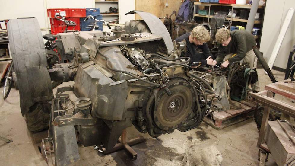 In de aan het woonhuis grenzende schuur ligt de Fendt sinds medio januari helemaal open. „Hij ging niet meer in de achteruit. Hij heeft zo’n twee jaar stilgestaan. Alleen afgelopen zomer heeft hij nog drie uur gedraaid voor het beregenen. Met de Fendt tro