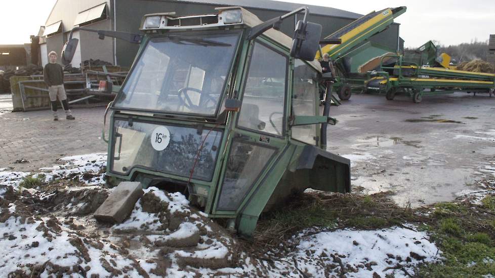 Buiten wacht de cabine van de werktuigdrager totdat binnen in de schuur alles weer netjes op zijn plaats zit. De tweeling heeft er een goed gevoel over dat ook deze klus gaat slagen. „Zelf knutselen is een goed leerproces. Wij doen hier thuis op het bedri