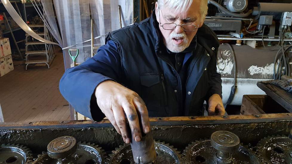 Gooitsen de Jong, vader van akkerbouwer Jan Reinier de Jong uit Odoorn (DR) heeft deze winter de rotorkopeg gerepareerd. Het is één van de technische klusjes waar Gooitsen zijn zoon ’s winters mee helpt.