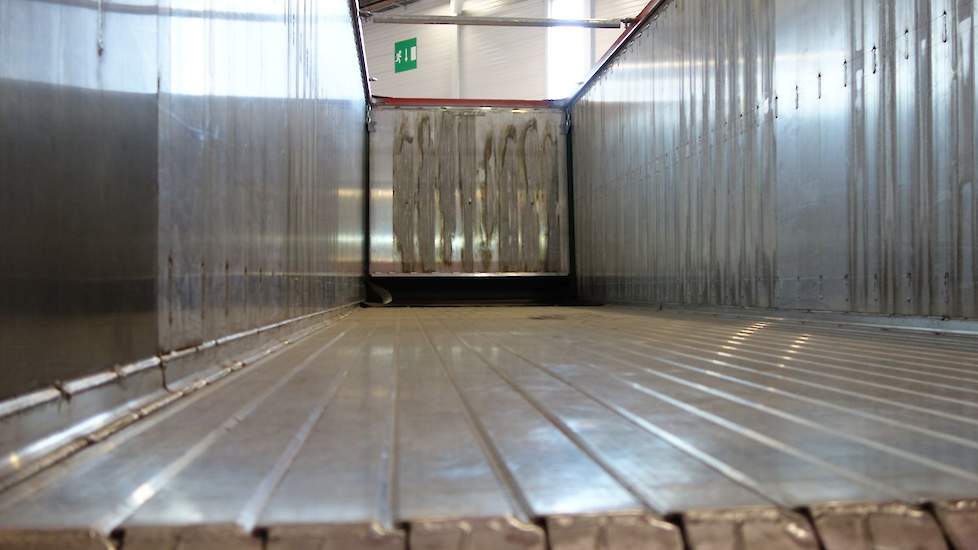 Deze transportwagen is uitgerust met een 'walking floor', die de lading naar achteren schuift. In de landbouw wordt dit systeem nog niet toegepast, maar het zou een uitkomst kunnen zijn voor situaties waar je niet kunt kiepen.