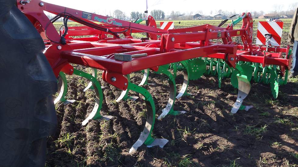 Een vleugelschaarcultivator van het Poolse merk Agro Tom. Volgens dealer Vomumatra een machine die zowel snijdend als mengend is te gebruiken en een alternatief voor de ecoploeg om organische stof bovenin te houden en zo de koolstofvastlegging maximaal te