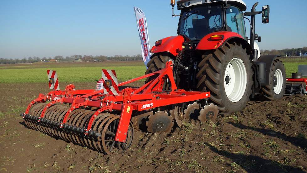 Aan de achterkant een Evers schijveneg met vier rijen schijven. Weliswaar meer schijven, maar volgens de producent in de rij meer ruimte dat bij grote hoeveelheden biomassa voor een betere doorlaat zorgt.