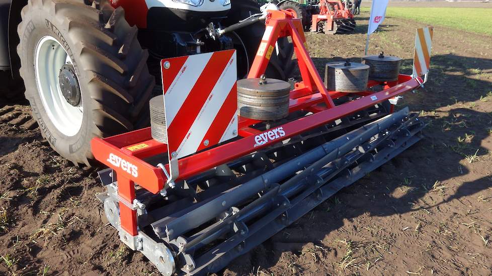 De combinatie van Evers Agro om groenbemester te snijden, met voorop een messenrol bestaance uit twee verschillende diameters. Doordat de rollen op verschillende snelheden ronddraaien wordt er volgens de producent meer gewas versneden.