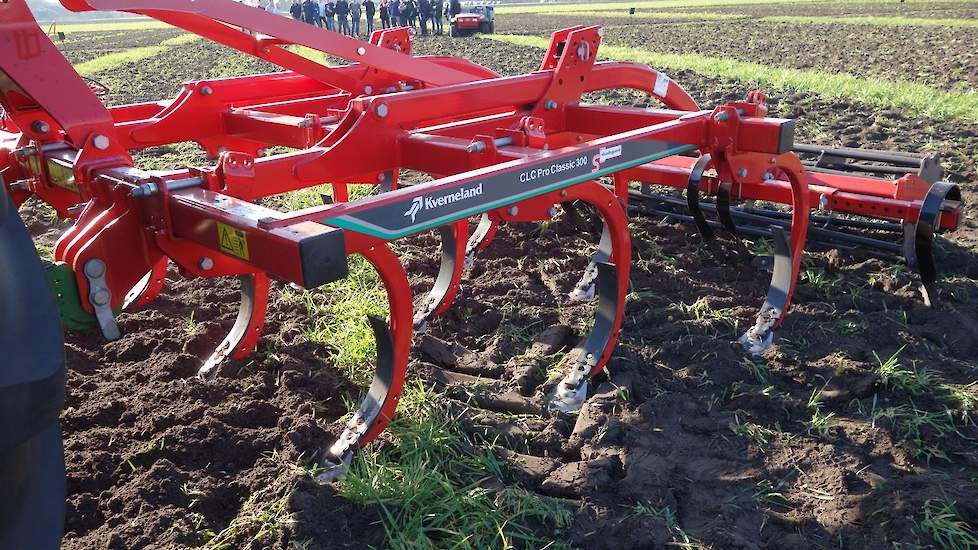 De Kverneland CLC Pro Classic 300, een cultivator met aan de haken opzetstukken die eenvoudig door een andere voet - smal of breed - te vervangen zijn.