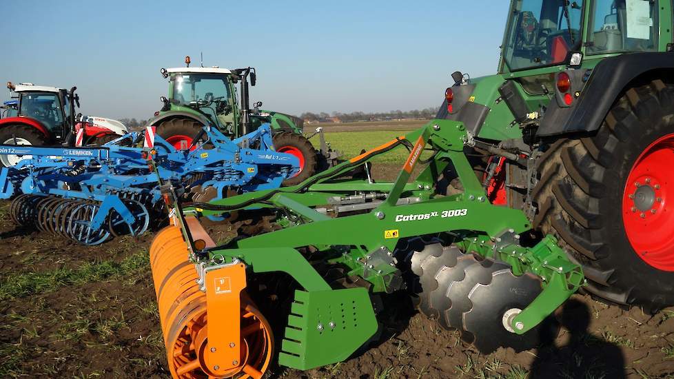 Coenders Lottum showde de Amazone Catros XL 3003, een schijveneg van 3 meter. Deze machine bestaat uit 24 schijven en een veringwals. Volgens de leverancier een onderhoudsvrije eg en dus geen vetnippels.