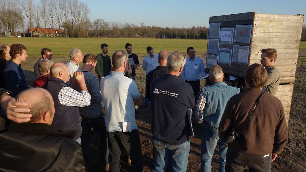 Harry Verstegen van WUR Open Teelten in Vredepeel praat in het veld de bezoekers bij over de voordelen van groenbemesters. „Met een goede groenbemester op het goede moment ingewerkt maak je optimaal gebruik van de hoeveelheid stikstof die dat gewas heeft