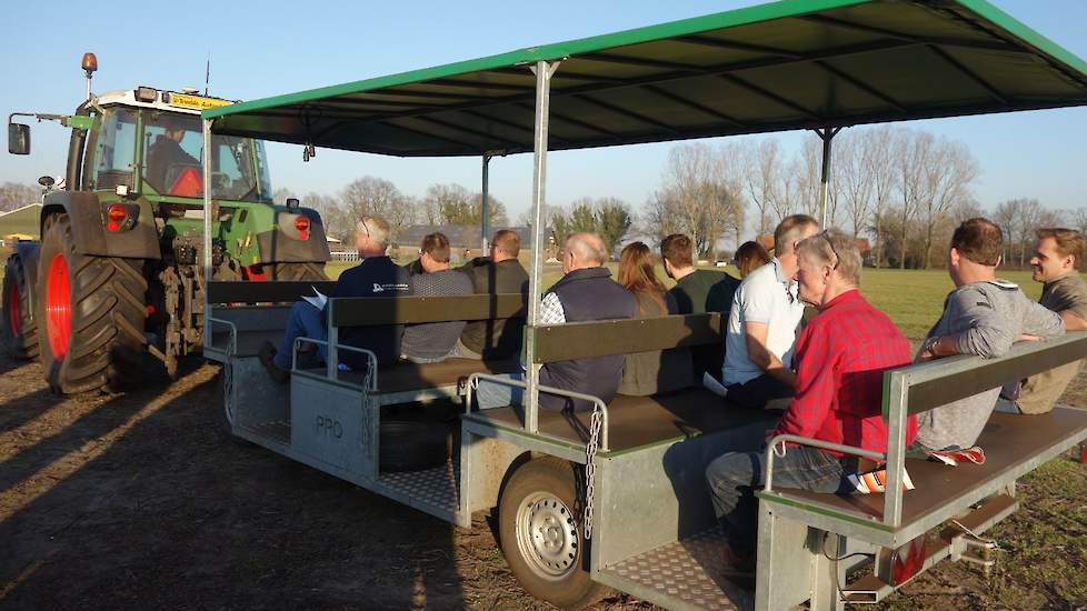 Om de afstand tussen workshops en het demonstratieveld vlotjes te kunnen overbruggen was open(baar) vervoer geregeld.