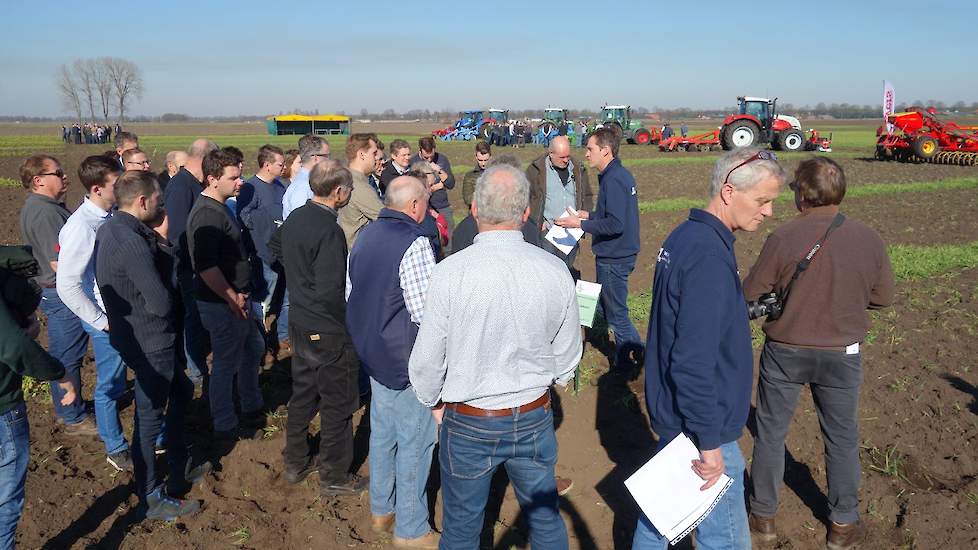 Marc Kroonen, bedrijfsleider van de proeflocatie in Vredepeel, geeft in het veld bij de ondergewerkte wintergerst en bladrammenas tekst en uitleg over de verschillende bewerkingsmethoden van de aanwezige machines. Kroonen: „Mengen door de toplaag en ondie