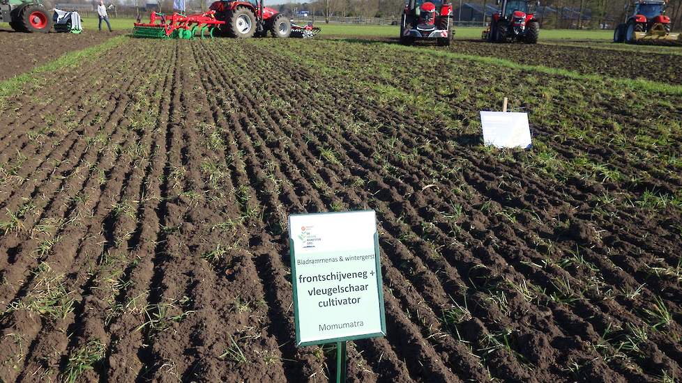 Op de teststroken zijn de verschillende bewerkingen goed zichtbaar. Daar waar de ene machine de grond bijna zwart achterlaat, geeft de ander een resultaat met meer groen.