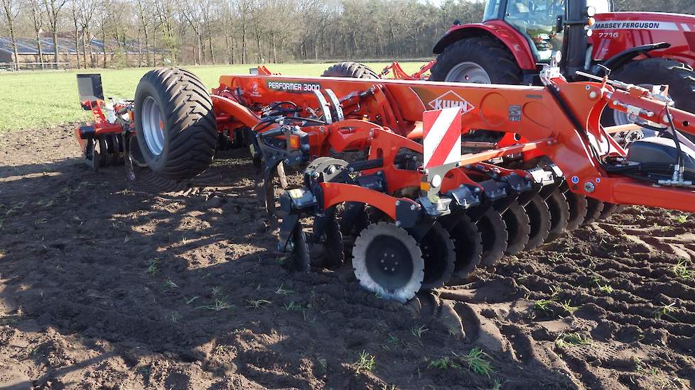 De Kuhn Performer 3000, deze schijvenegcultivator met tanden en schijven herbergt vier bewerkingen in één werkgang. Een universele machine voor grond- en stoppelbewerking, zowel diep als ondiep.