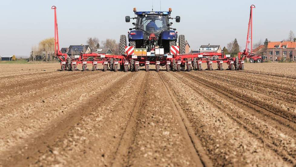 Voor Loonbedrijf Breure waren het ook de eerste bieten van het seizoen.