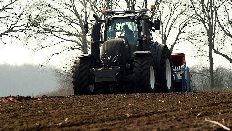 In totaal heeft Buiter dit weekeinde 3,5 hectare zomergerst gezaaid. Zomergerst kan vroeg in het voorjaar worden gezaaid zodra de grond daarvoor geschikt is