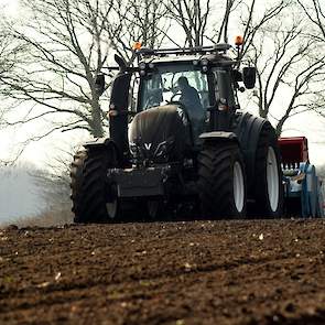 In totaal heeft Buiter dit weekeinde 3,5 hectare zomergerst gezaaid. Zomergerst kan vroeg in het voorjaar worden gezaaid zodra de grond daarvoor geschikt is