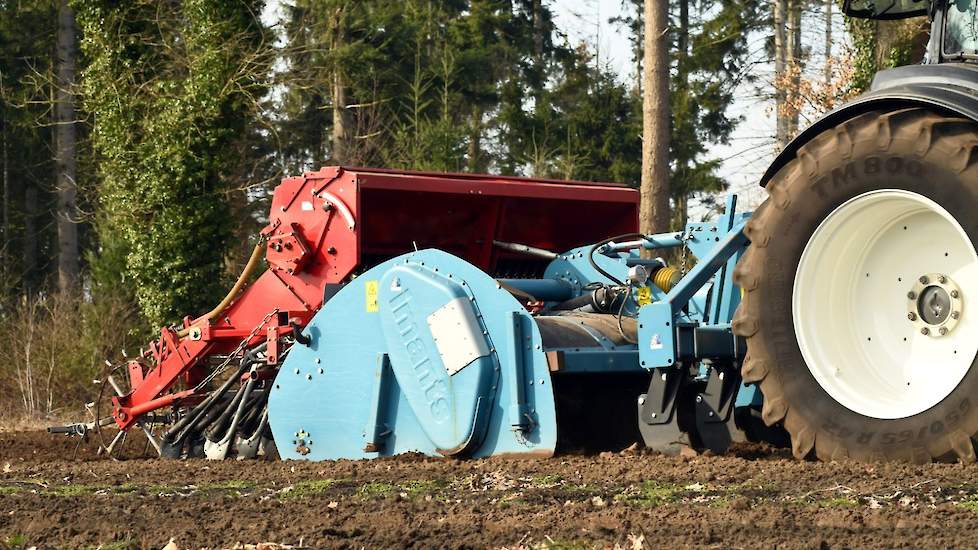 Buiter gebruikt dit jaar voor het eerst een culter voor zijn Imants-spitmachine en zaaibedcombinatie van Kongskilde.