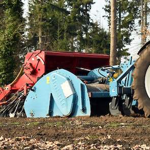 Buiter gebruikt dit jaar voor het eerst een culter voor zijn Imants-spitmachine en zaaibedcombinatie van Kongskilde.