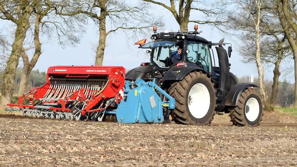 Met deze diepwoeler hoopt Buiter de grond nog dieper los te krijgen onder de spitmachine. De culter heeft een maximale werkdiepte van 60 cm