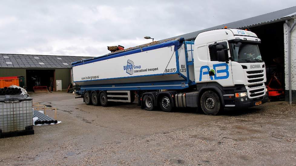 Maandagmorgen om 7.00 uur stond de eerste vrachtwagen klaar en exact 1,5 uur later was deze vol. Uiteindelijk volgden er maandag nog vier vrachtauto’s. Len: „Voor dinsdag staan er nog eens acht gepland.”