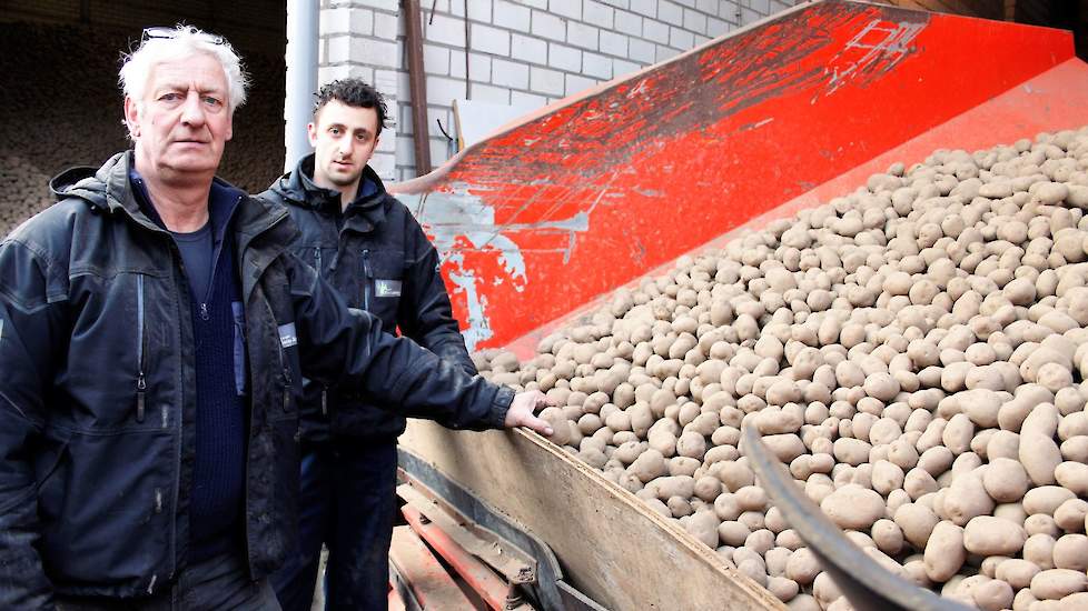 Beijer VOF wordt gerund door vader Leon Beijer en zijn zoons Len en Cas (niet op de foto). Het akkerbouwbedrijf - met boerderijcamping - teelt op historische Market Garden-grond op 55 hectare verschillende akkerbouwgewassen. Naast de consumptieaardappelen