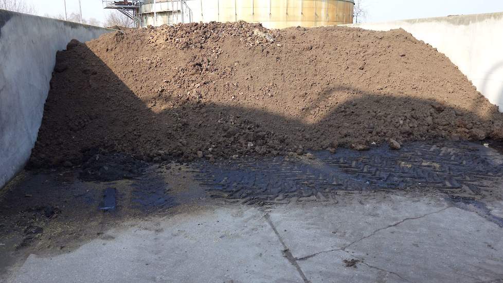 De overblijvende dikke fractie met 10 tot 15 kilo fosfaat per ton wordt afgevoerd voor compostering en komt uiteindelijk terecht op akkerbouwgronden in Noord-Frankrijk.