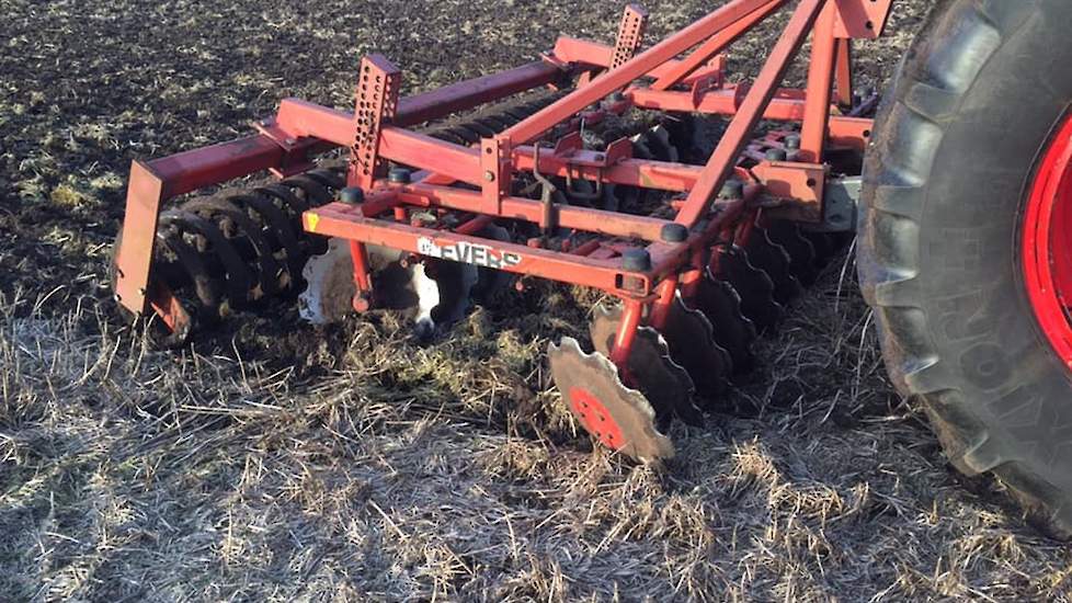 Het is de eerste keer dat familiebedrijf Schukkert in de uien stapt. Han: „Eind van deze week worden de uien gezaaid. We werken hierbij samen met de buren en omdat de uien in de pool van Agrifirm zitten, krijgen we ook van die kant advies. We zaaien gelij