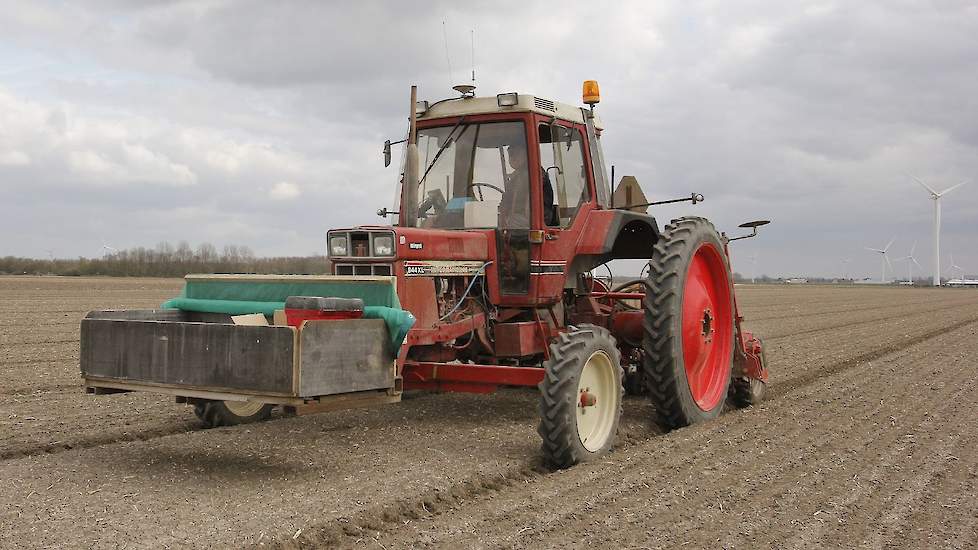 De trekker, een International 844 XL, heeft er met zijn dertig jaar al heel wat uurtjes opzitten maar bewijst jaar na jaar nog steeds zijn waarde. „Hij doet het prima. We zaaien alles in eigen beheer”, aldus Van Elderen.