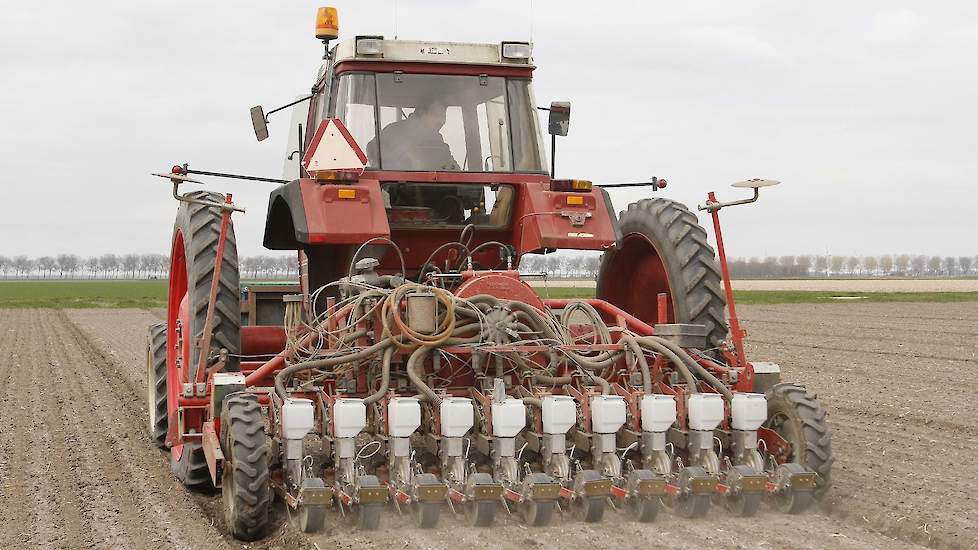 Medewerker Martijn Zwaneveld zaait de uien met een Agricola 10-rijer op een bed van 3 meter breed. Het is het eerste perceel na de regendagen in maart.