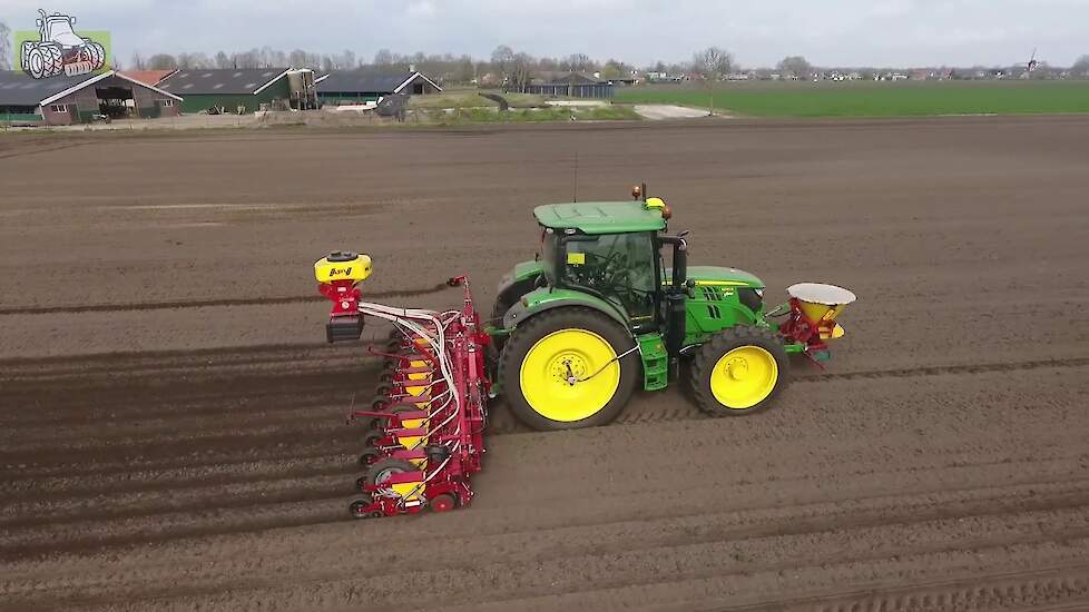 John Deere 6130R met grote banden en PTG suikerbietenzaaien