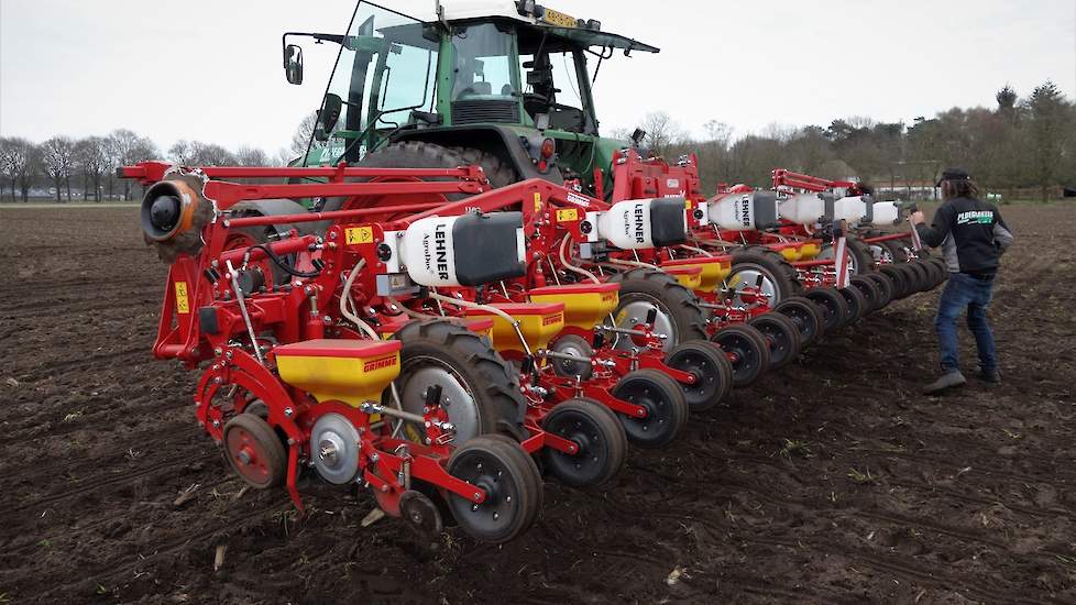 Het perceel in Zeeland bestaat uit dekzand met 3,2 procent humus en een pH van 5,6. Thur: „Ik heb hier nog 10 ton Betacal opgebracht en nu moet de pH wel rond de 6 liggen.” De 18-rijer van Grimme waarmee  de zaaiklus is uitgevoerd, is voor het vierde seiz