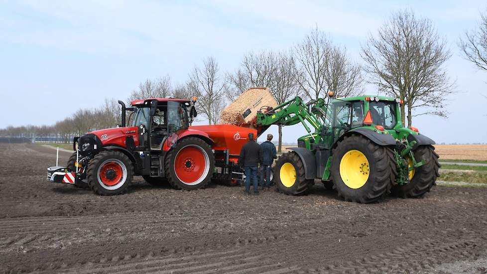 Loonbedrijf Haaijer is gespecialiseerd in de uienteelt. Dit jaar is dat uitgebreid met een Deltaplanter van Warren. „We zijn afgelopen winter gevraagd of we hier in wilden investeren. Toen hebben wij die stap gewaagd”, zegt René Haaijer.