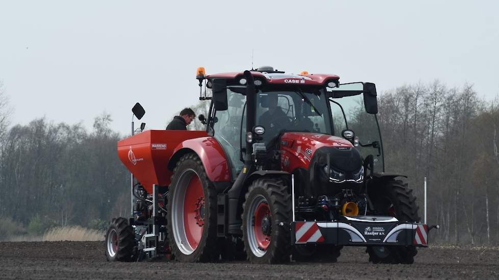 Het perceel in Zuidlaarderveen is 10 hectare groot. De uien zijn in twee dagen tijd geplant.