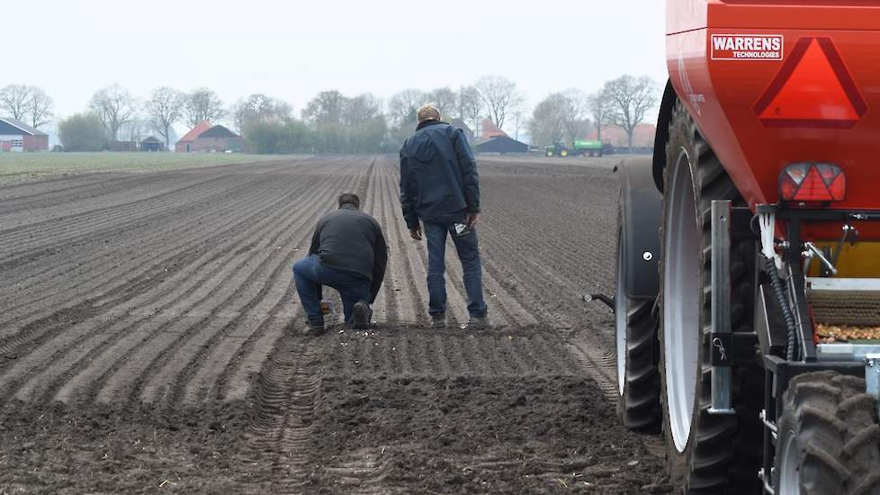 Gekozen is voor een spoorbreedte van 2 meter. „Onze hele mechanisatie is afgesteld op die breedte. Ook de uienzaaier en de rooimachine. Zo hoeven we tenminste geen nieuwe machine aan te schaffen voor de oogst.”