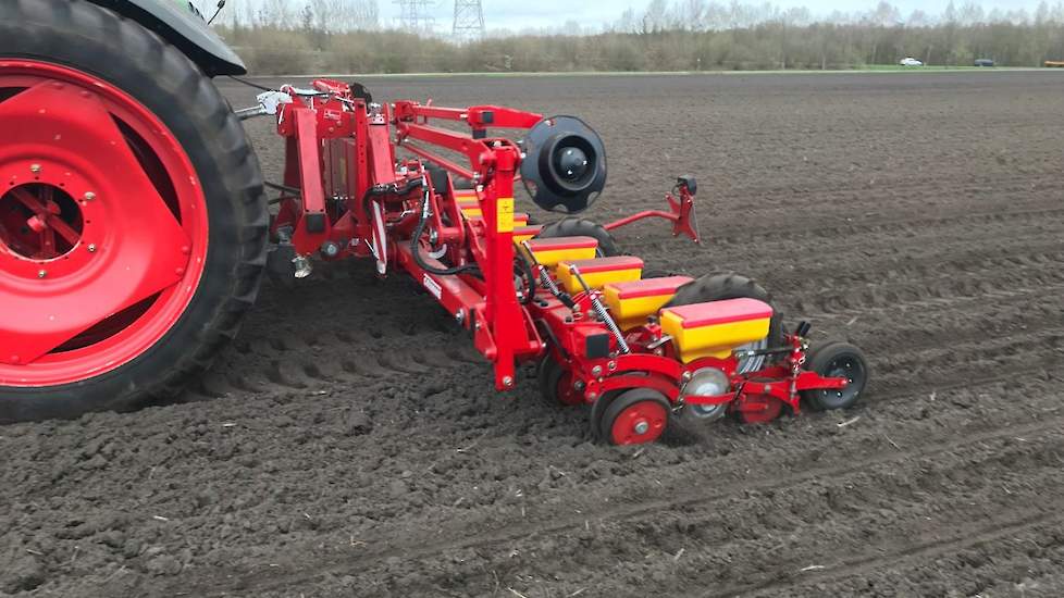 3 april: De bieten van het ras Annelaura zijn gezaaid. De zaaiafstand is 19 cm, goed voor 1,05 eenheden per hectare. Op dit perceel doen we geen vooropkomst bespuiting omdat we geen last hebben van probleemonkruiden.