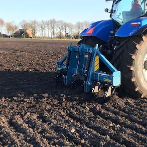 1 april: We hebben 25 kuub gemixte drijfmest geïnjecteerd met 40 procent rundveedrijfmest en 60 procent varkensdrijfmest uit eigen mestsilo. Daarna is het perceel overdwars gewoeld (foto) op 40 cm diepte om de storende laag in de ondergrond te breken. Vóó