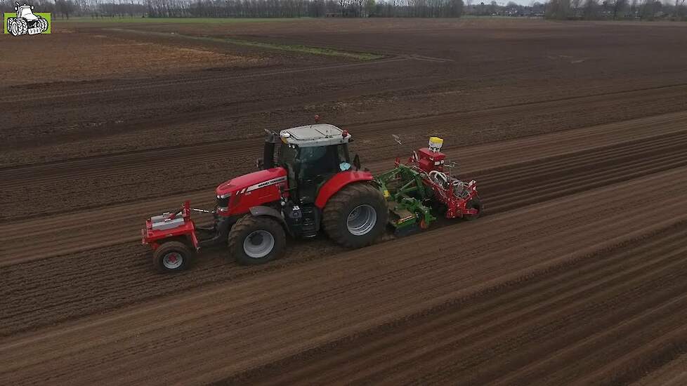 Uienzaaien met Agricola Italiana rotorkopeg van Amazone en Massey Ferguson 6616