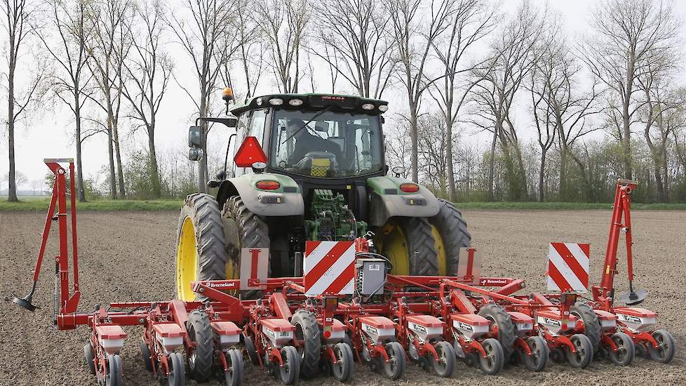 De zaaiklus is uitgevoerd door kleinzoon Niels Verhoeven met een splinternieuwe Kverneland Monopill 12-rijer.