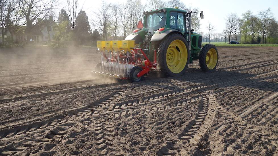 Binnen het project Bufferboeren wordt in het gebied rond Veghel volgens Beekmans verder ook op drie maisprecelen met groenbemesters een proef opgezet. „Gelijkzaai, onderzaai en nazaai. En op één perceel doen we een proef met groenbemesters na aardappelen.