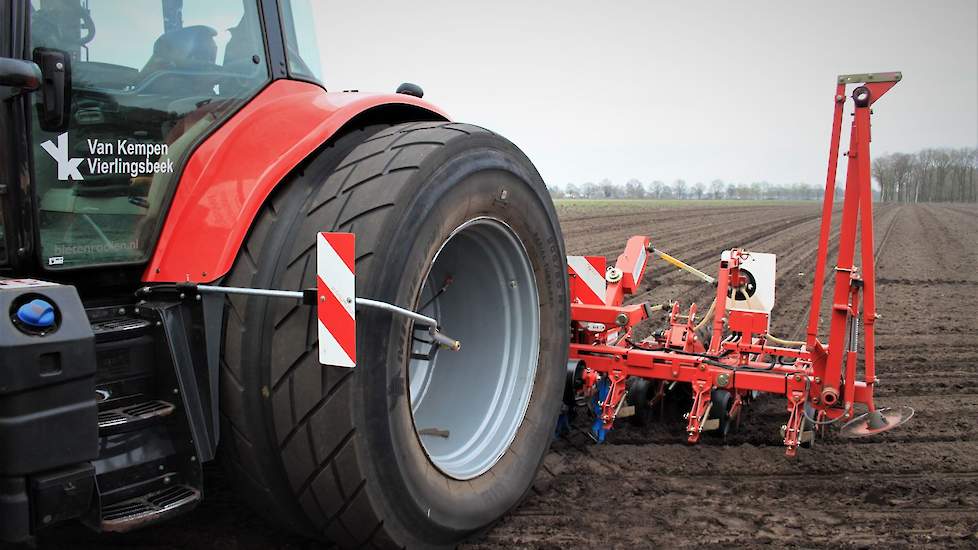 De speciale zaaiband die Van Kempen in 2018 naar eigen idee zelf heeft laten maken, is dit jaar van een  extra profiel voorzien om zo een minder glad spoor achter te laten.”