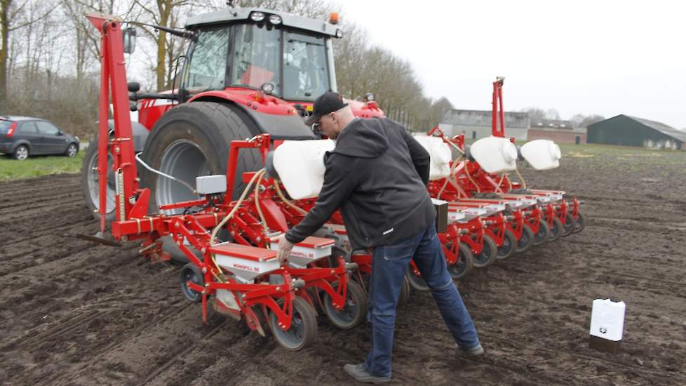 Voor loonwerker Jos van Kempen die dit jaar voor het tweede jaar met zijn speciale zaaiband de bieten zaait, is Gruntjes de derde klant van dit seizoen. „Er volgen dit jaar nog wel enkele honderden hectares. Voor deze hoek van het land is dit (eind maart,