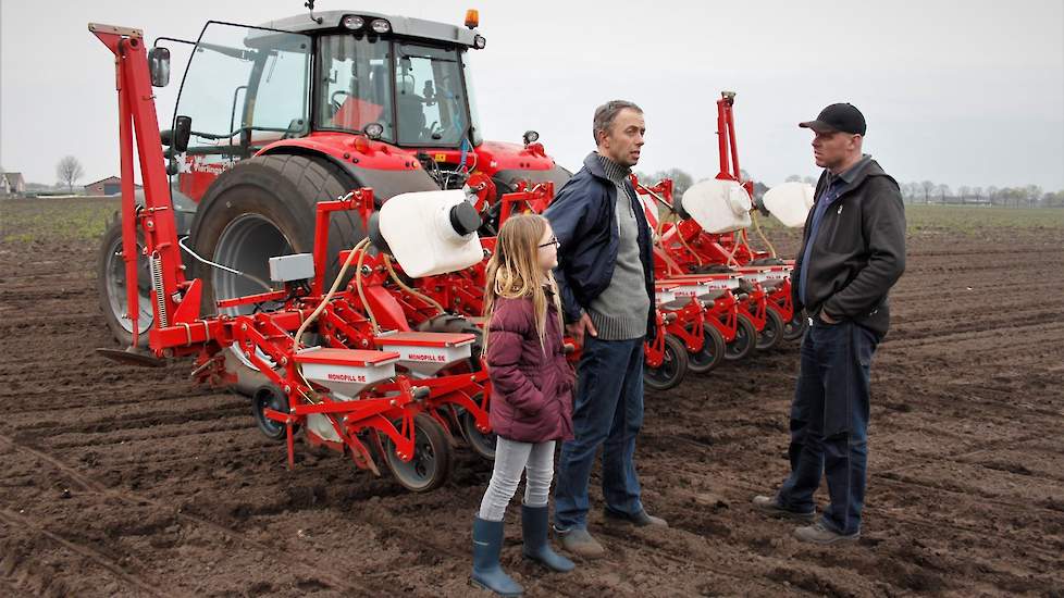 Jos Gruntjes (links met zijn dochter) overlegt op het ingezaaide perceel met loonwerker Jos van Kempen: „Dit is het derde jaar dat we dit ras telen, want het is goed bevallen. De opbrengst is goed en bijna geen rhizoctonia. Aangetaste planten moet je echt