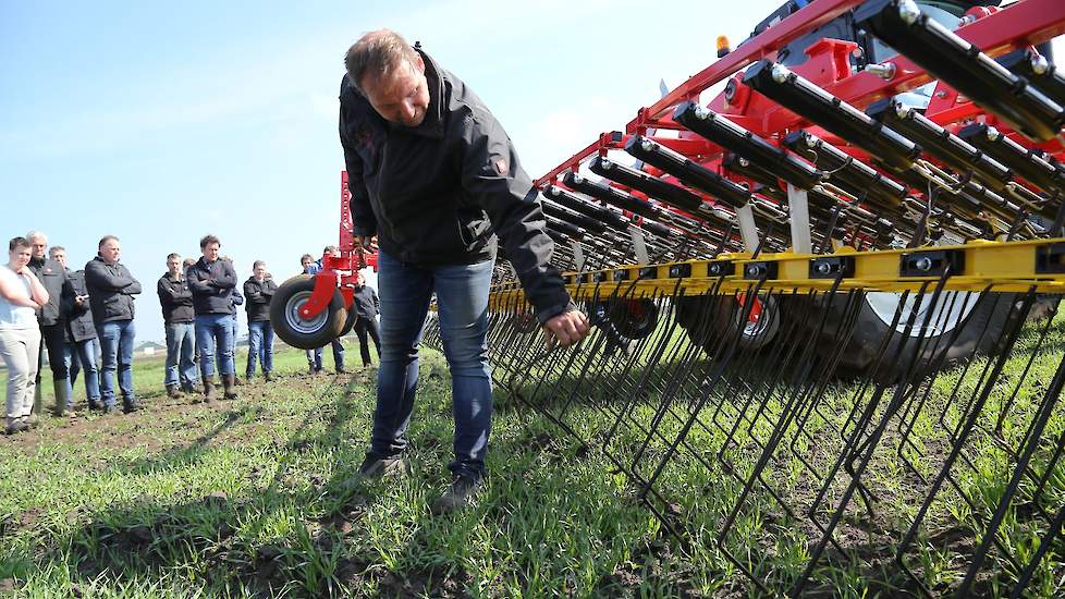 Christoffel den Herder, adviseur Biologische Akkerbouw bij Delphy, geeft uitleg bij de APV-wiedeg. „Belangrijk kenmerk van deze eg is de individuele veer per tand, waardoor de machine ook bij oneffenheden op het perceel gelijke druk blijft uitoefenen.”