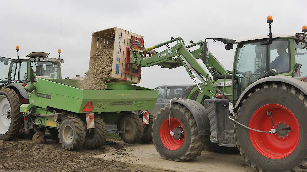 Aan de rand van het perceel wordt een kist met 1.250 kilo pootgoed in de bunker van de pootmachine gestort. De trekker is uitgerust met nieuwe banden van Michelin, voorzien van een bandendrukwisselsysteem. Dit omdat er volgens Scholtens met de machine zow