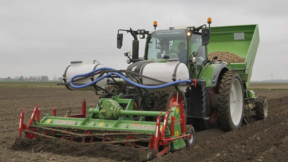 De tanks voorop de trekker bevatten gewasbescherming tegen rhizoctonia. Volgens Scholtens gaat het tot nog toe in de aardappelteelt, ondanks dat er steeds minder middelen, beschikbaar nog wel redelijk goed. „We zijn nog steeds niet tegen echt grote proble