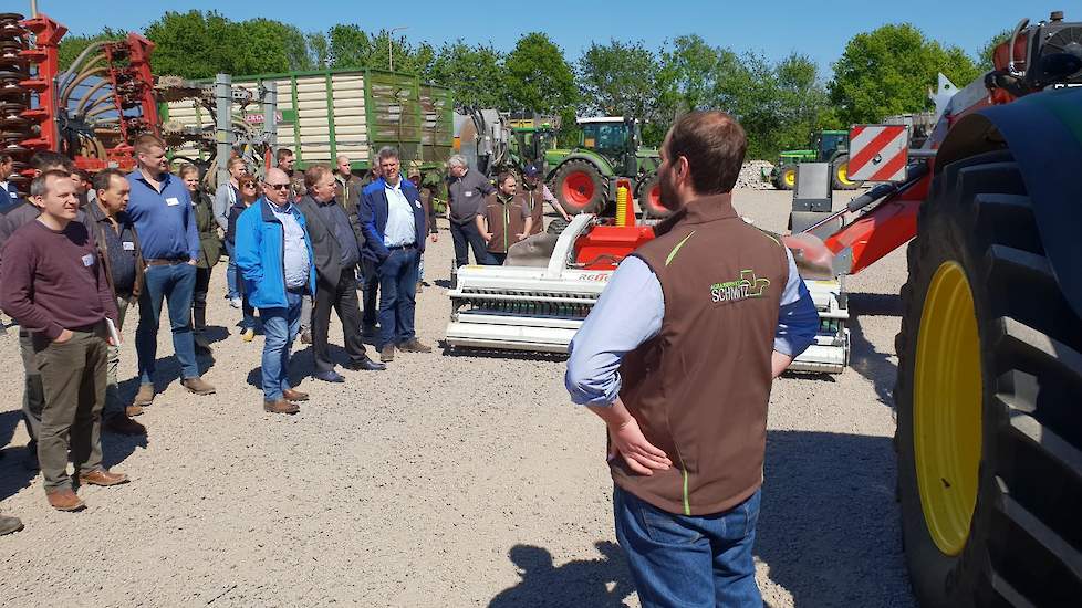 Christian Schmitz en Markus Pits verzorgden een rondleiding, waarbij speciaal aandacht was voor de praktische toepassing van de digitale techniek op landbouwmachines.